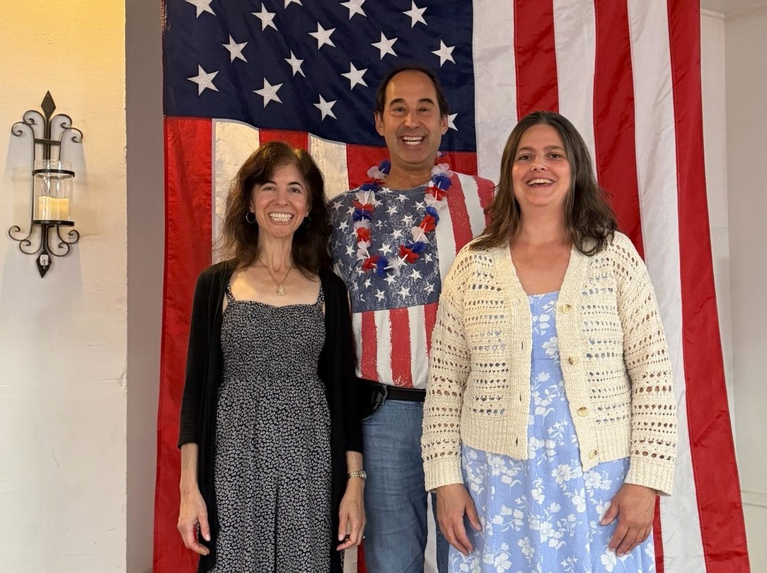 圖1:2026年6月4日,賓州阿倫敦(Allentown)理海谷茶黨(The Lehigh Valley Tea Party)舉辦會議,邀請 「醫生反活摘器官組織」代表傑西卡﹒羅素醫生(Dr. Jessica Russo,左)和珍妮﹒希茨(Jennie Sheets,右)演講。中為理海谷茶黨主席安德魯﹒阿讚(Andrew Azan)。(明慧網)