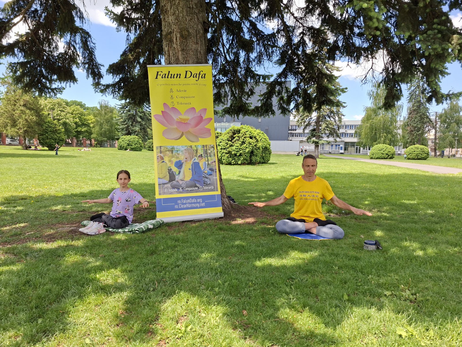 圖3:二零二六年五月二十三日,在布拉索夫的一座公園裏,亞歷山德拉(左)與法輪大法學員拉杜一起煉功。(明慧網)