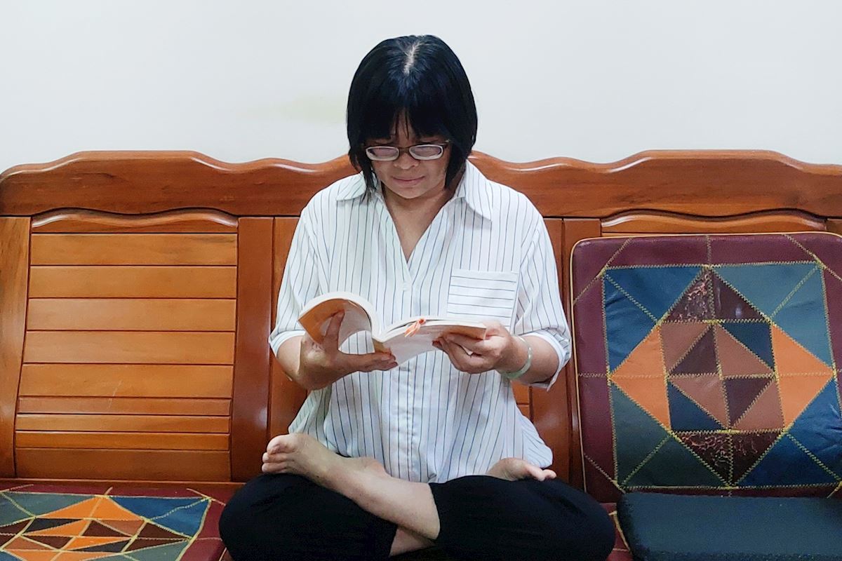 '圖1:孟鳳表示,《轉法輪》解開了她人生的疑惑,讓她從迷惘中走出,感受到自在與快樂。(明慧網)'