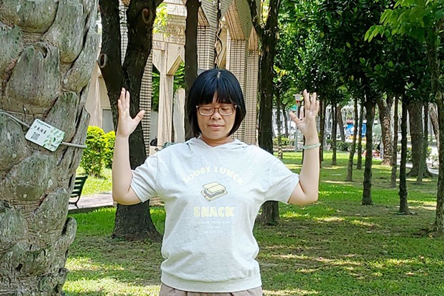 '圖2:孟鳳在公園煉第二套功法──法輪樁法。(明慧網)'