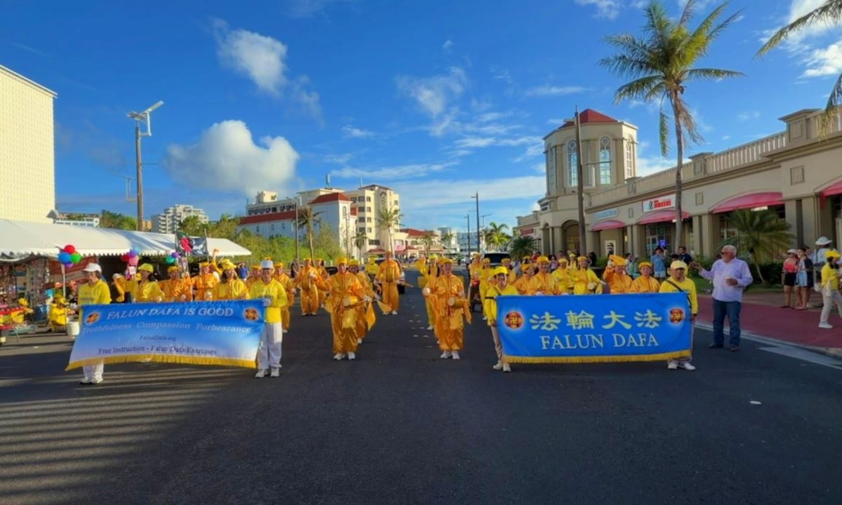 '圖4:法輪功學員前往杜夢灣夜市(Tumon Night Market),參加關島政府安排的慶祝活動'