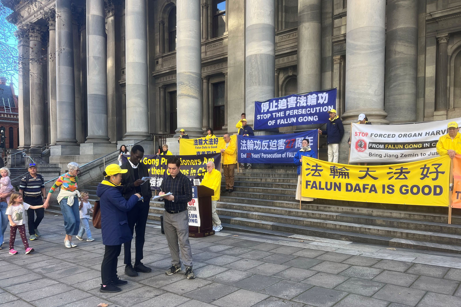 圖1~7:二零二六年七月十七日,南澳法輪功學員在首府阿德萊德州議會大廈前舉行了反迫害27週年集會。(明慧網)