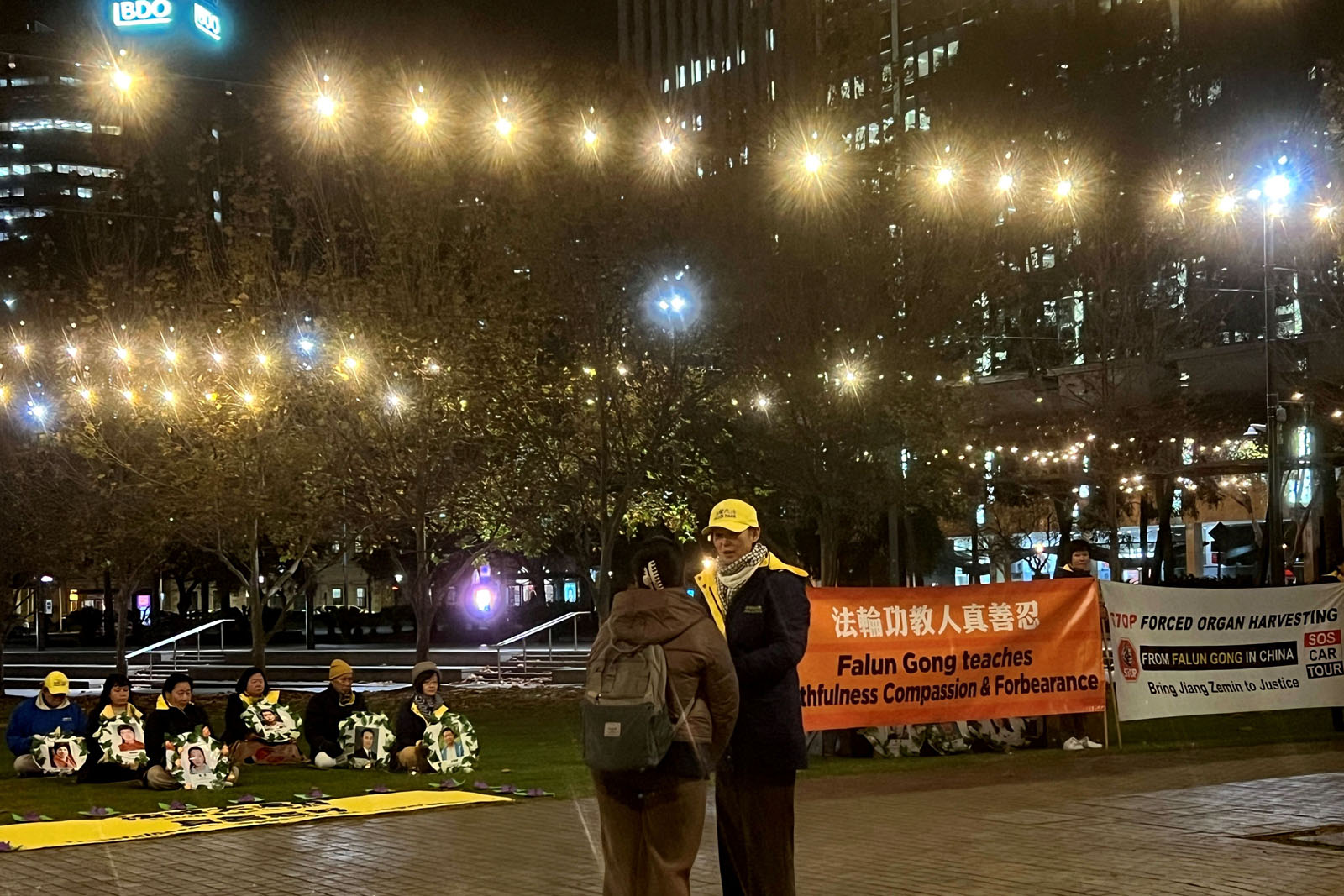 圖10~11:二零二六年七月二十日晚,阿德雷德法輪功學員在市中心維多利亞廣場舉行了燭光夜悼。(明慧網)